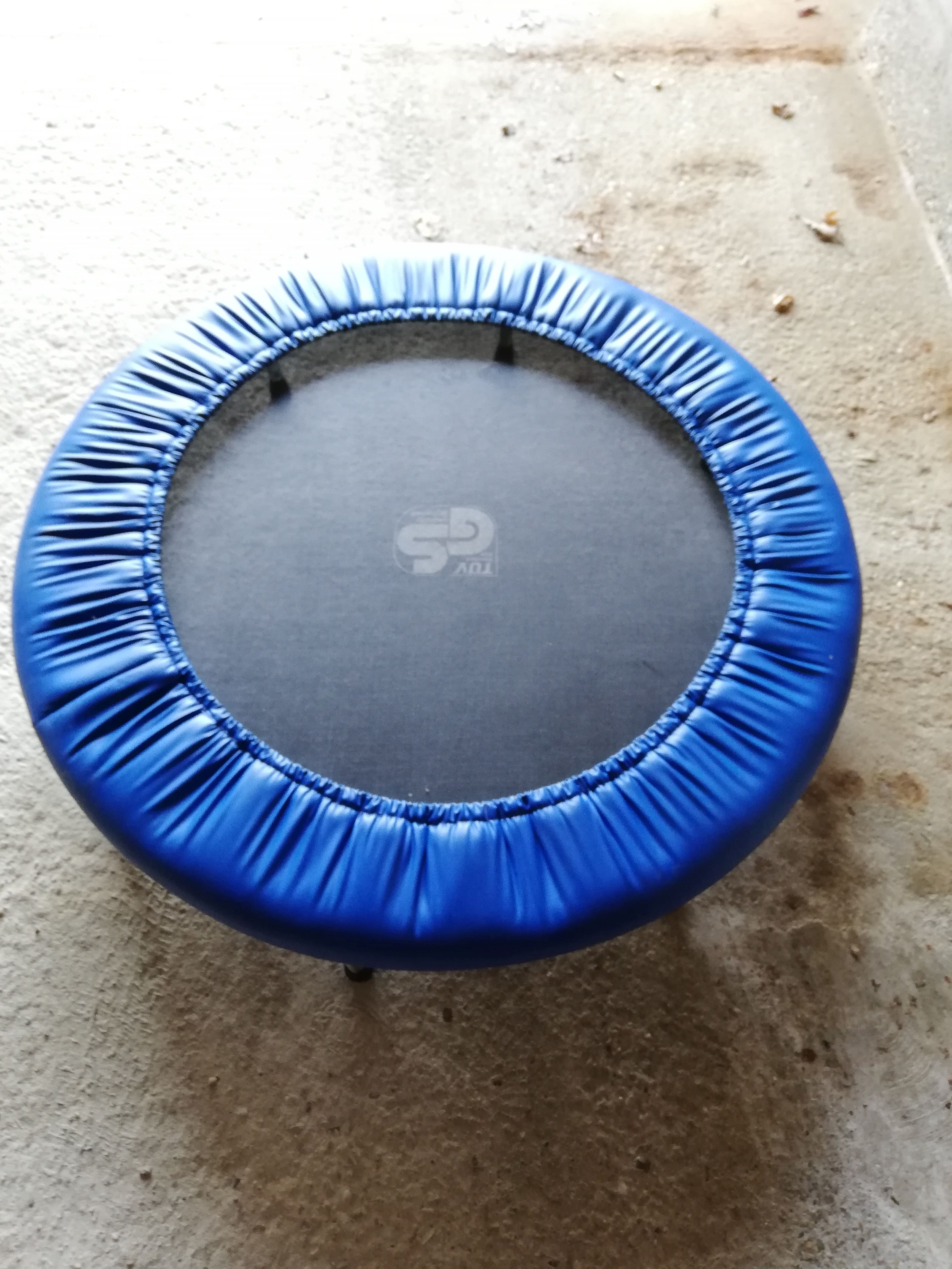 Trampolin (auch "Fit-Tramp"): Das Trampolin ist ein Hüpfspaß für Kinder und Jugendliche jeden Alters. Das Trampolin besteht aus einem Perlon-Sprungtuch mit Sicherheits-Randabdeckung und hat einen Durchmesser von 125 cm. Die 6 Füße sind abschraubbar. Das Sprungtuch ist mit Federn verspannt. Durch die dosierte Federeigenschaft ist eine gefahrlose und gelenkschonende Benutzung möglich. Das Gerät eignet sich zum Spielen sowie für Trimm-, Sprung- und Balanceübungen, Seilspringen, Hock-, Grätsch- und Drehübungen, Ballfangen beim Springen usw..
