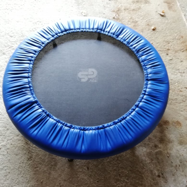 Trampolin (auch "Fit-Tramp"): Das Trampolin ist ein Hüpfspaß für Kinder und Jugendliche jeden Alters. Das Trampolin besteht aus einem Perlon-Sprungtuch mit Sicherheits-Randabdeckung und hat einen Durchmesser von 125 cm. Die 6 Füße sind abschraubbar. Das Sprungtuch ist mit Federn verspannt. Durch die dosierte Federeigenschaft ist eine gefahrlose und gelenkschonende Benutzung möglich. Das Gerät eignet sich zum Spielen sowie für Trimm-, Sprung- und Balanceübungen, Seilspringen, Hock-, Grätsch- und Drehübungen, Ballfangen beim Springen usw.