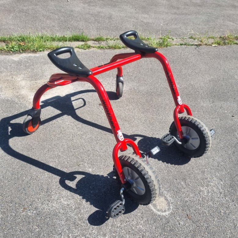 Twin Bike Das Twin Bike sorgt für jede Menge Spaß und macht das Fahren zu einem anspruchsvollen Erlebnis. Bei dem Twin Bike können sich zwei Kinder zusammenschließen und gemeinsam damit fahren. Durch den Einsatz ihrer gegenseitigen Koordinationsfähigkeiten können sie in jede beliebige Richtung lenken und fahren, solange sie sich darüber einig sind. Das ist eine hervorragende Möglichkeit, die Koordination zu fördern und gleichzeitig soziale Fähigkeiten zu erlernen.
