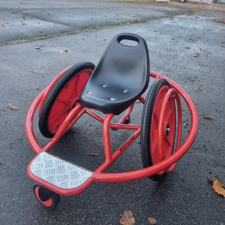 Wheely Rider: Angetrieben wird das Fahrzeug mittels der Greifreifen an den Rädern. Wenn die Kids das Dreirad in Bewegung setzen, trainieren sie die Arm- und Brustmuskulatur.