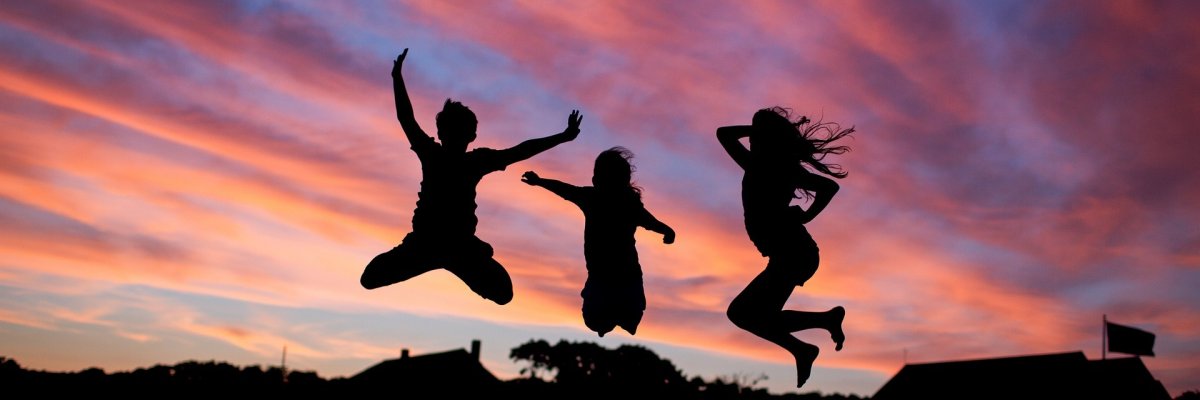 Silhouetten von Kindern, die in die Luft springen