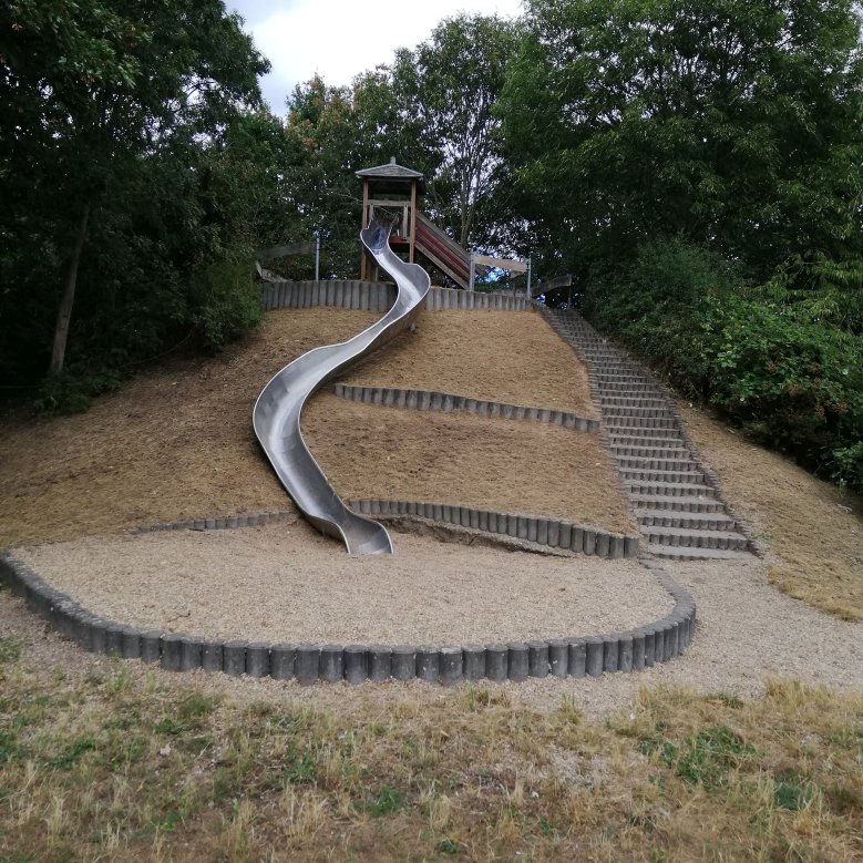 Spielgeräte auf dem Spielplatz an der Adam-Opel-Straße