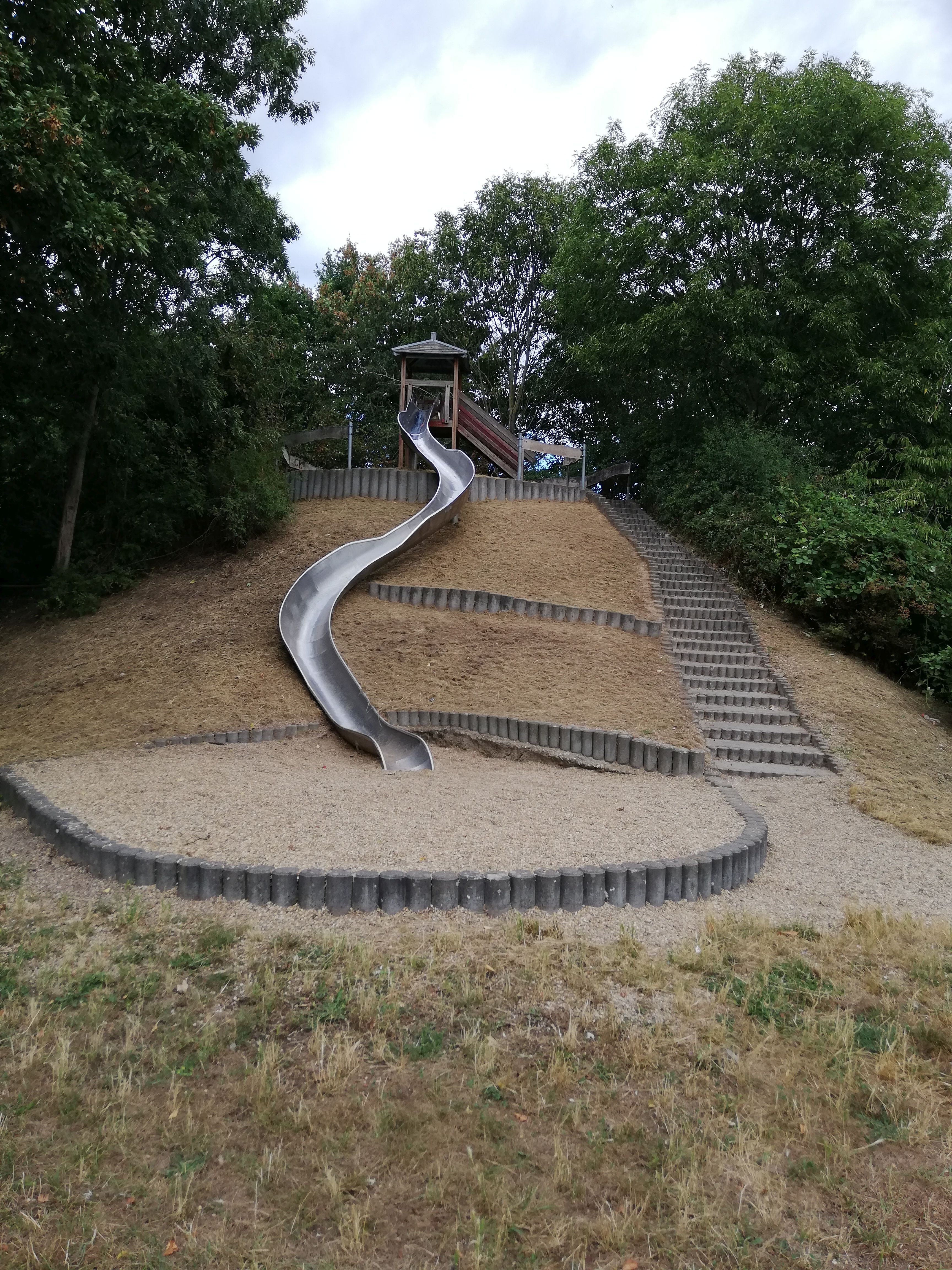 Spielgeräte auf dem Spielplatz an der Adam-Opel-Straße
