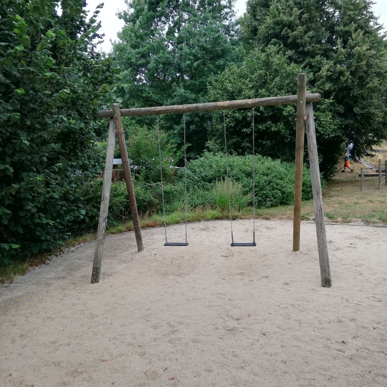 Schaukel auf dem Spielplatz an der Adam-Opel-Straße