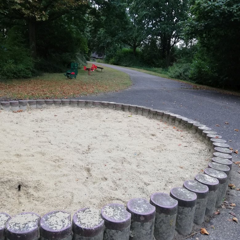 Spielgeräte auf dem Spielplatz an der Adam-Opel-Straße