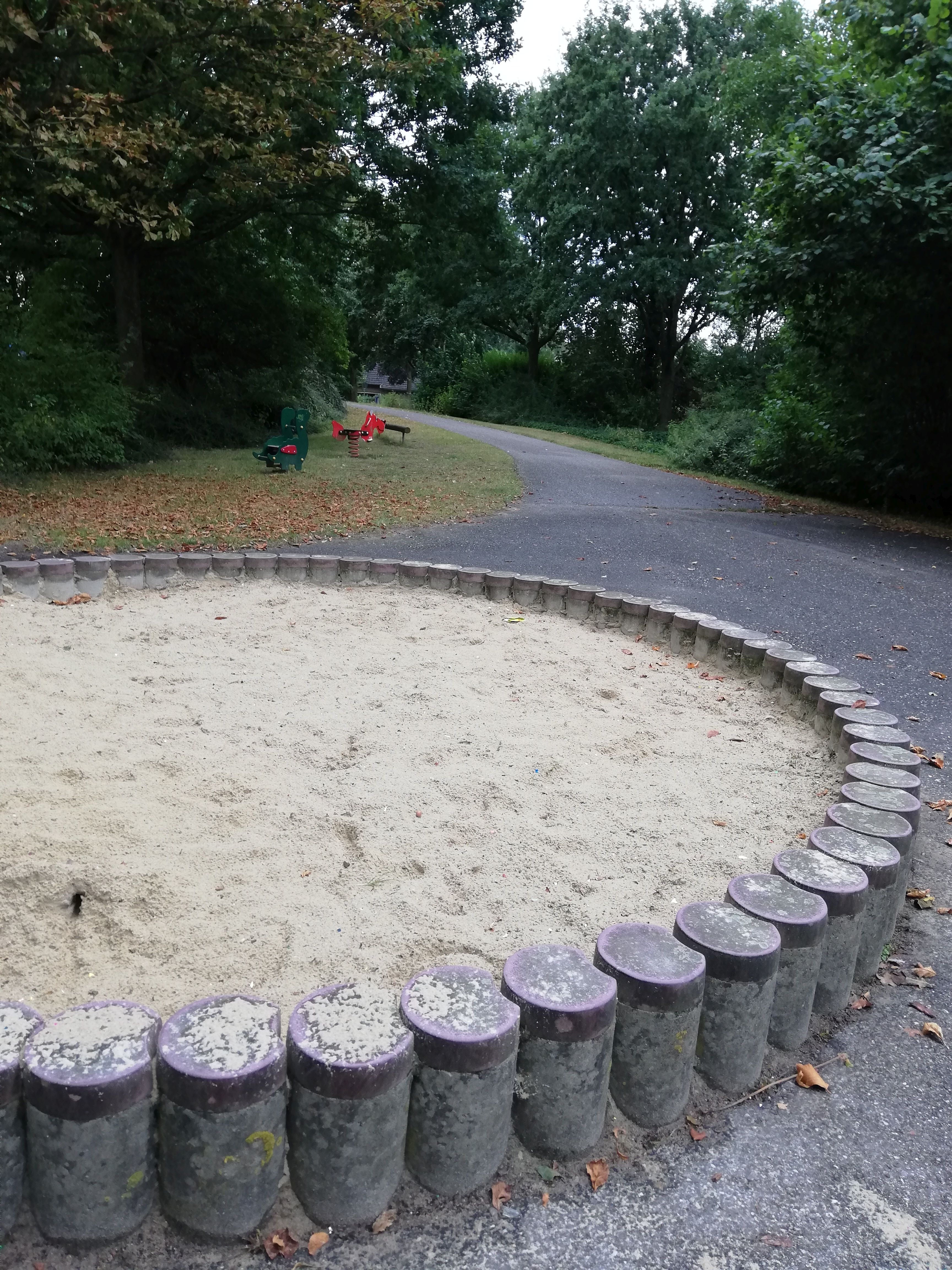 Spielgeräte auf dem Spielplatz an der Adam-Opel-Straße