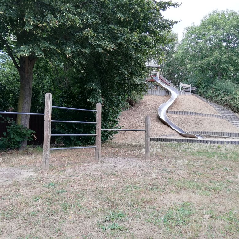 Spielgeräte auf dem Spielplatz an der Adam-Opel-Straße