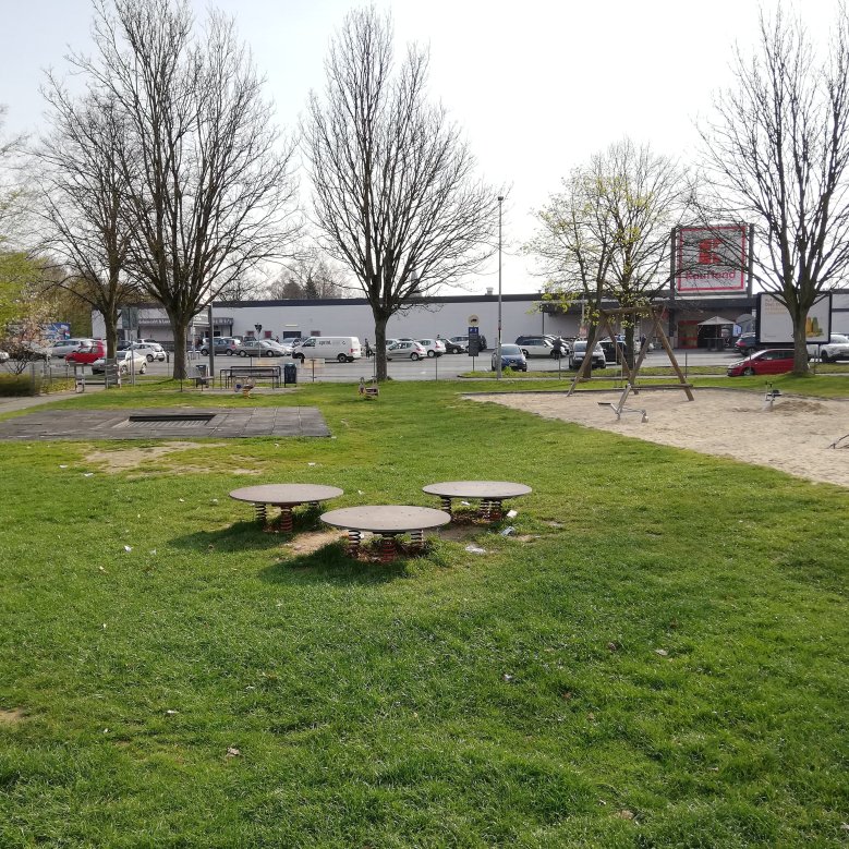 Spielgeräte auf dem Spielplatz am Adam-Stegerwald-Hof