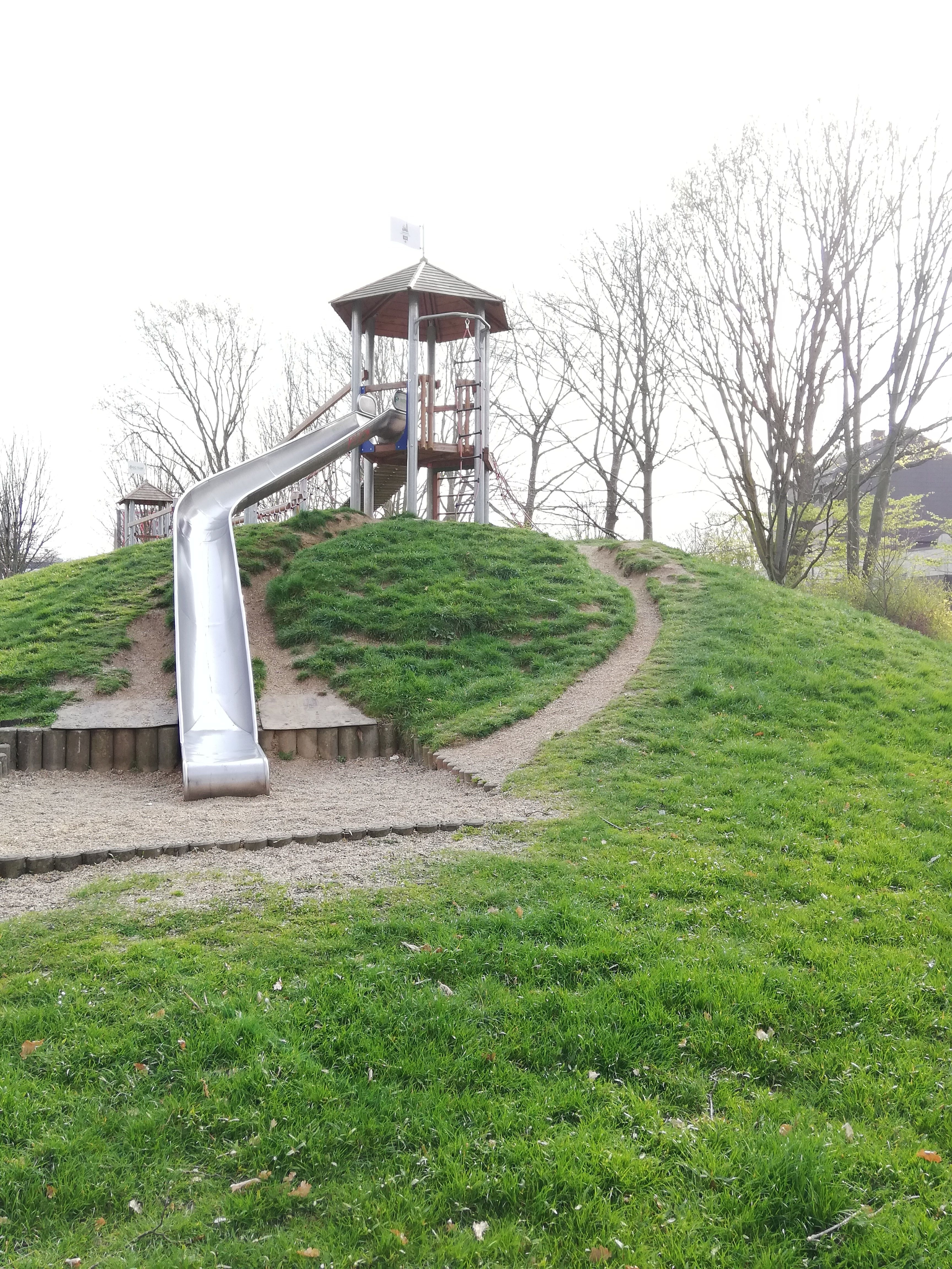 Rutschbahn auf dem Spielplatz am Adam-Stegerwald-Hof