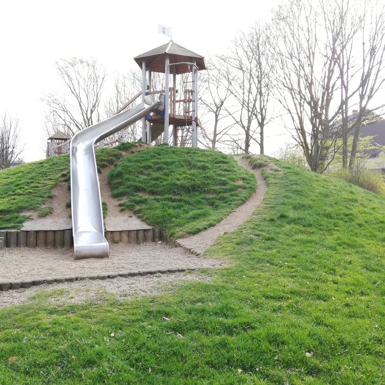 Rutschbahn auf dem Spielplatz am Adam-Stegerwald-Hof