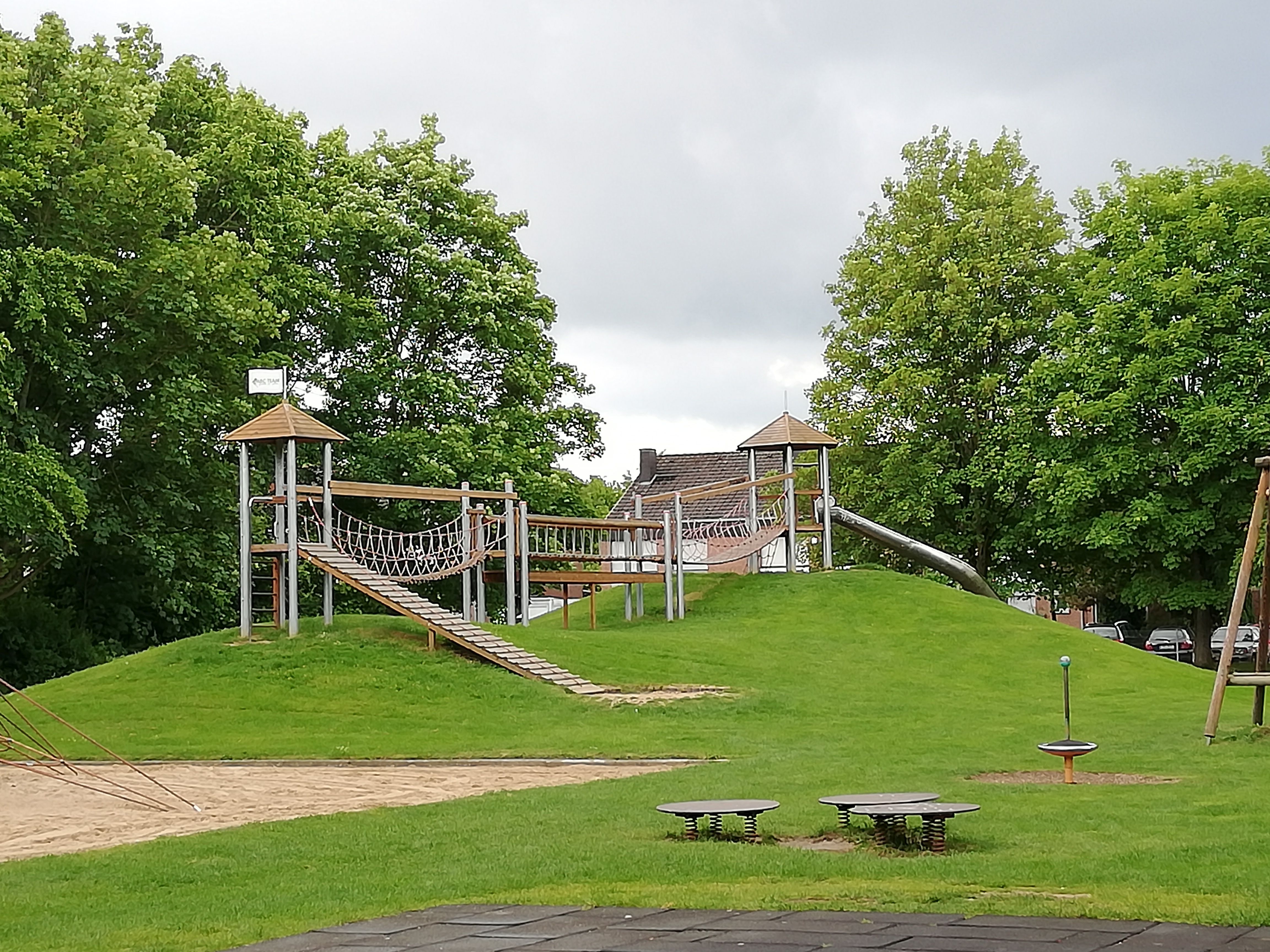 Spielgeräte auf dem Spielplatz am Adam-Stegerwald-Hof