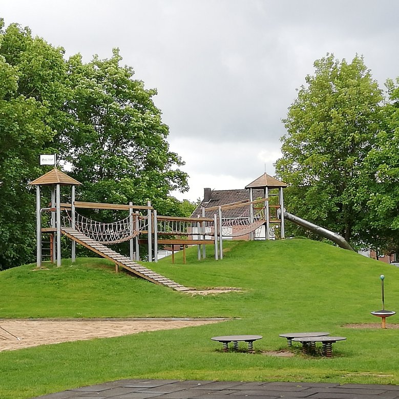 Spielgeräte auf dem Spielplatz am Adam-Stegerwald-Hof