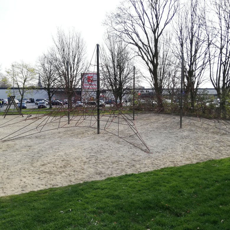 Kletternetz auf dem Spielplatz am Adam-Stegerwald-Hof