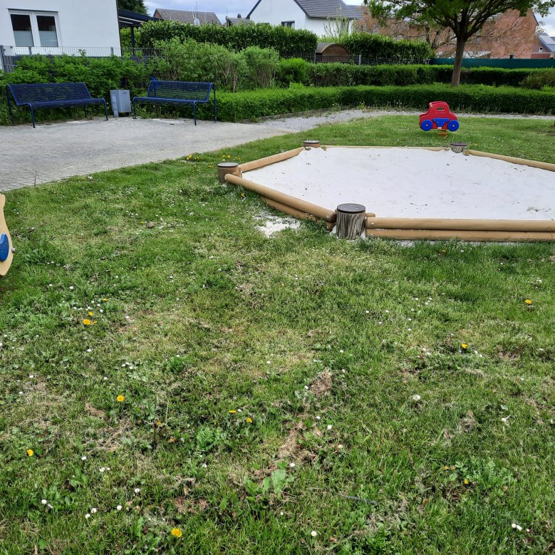 Spielgeräte auf dem Spielplatz am Knorrspfad