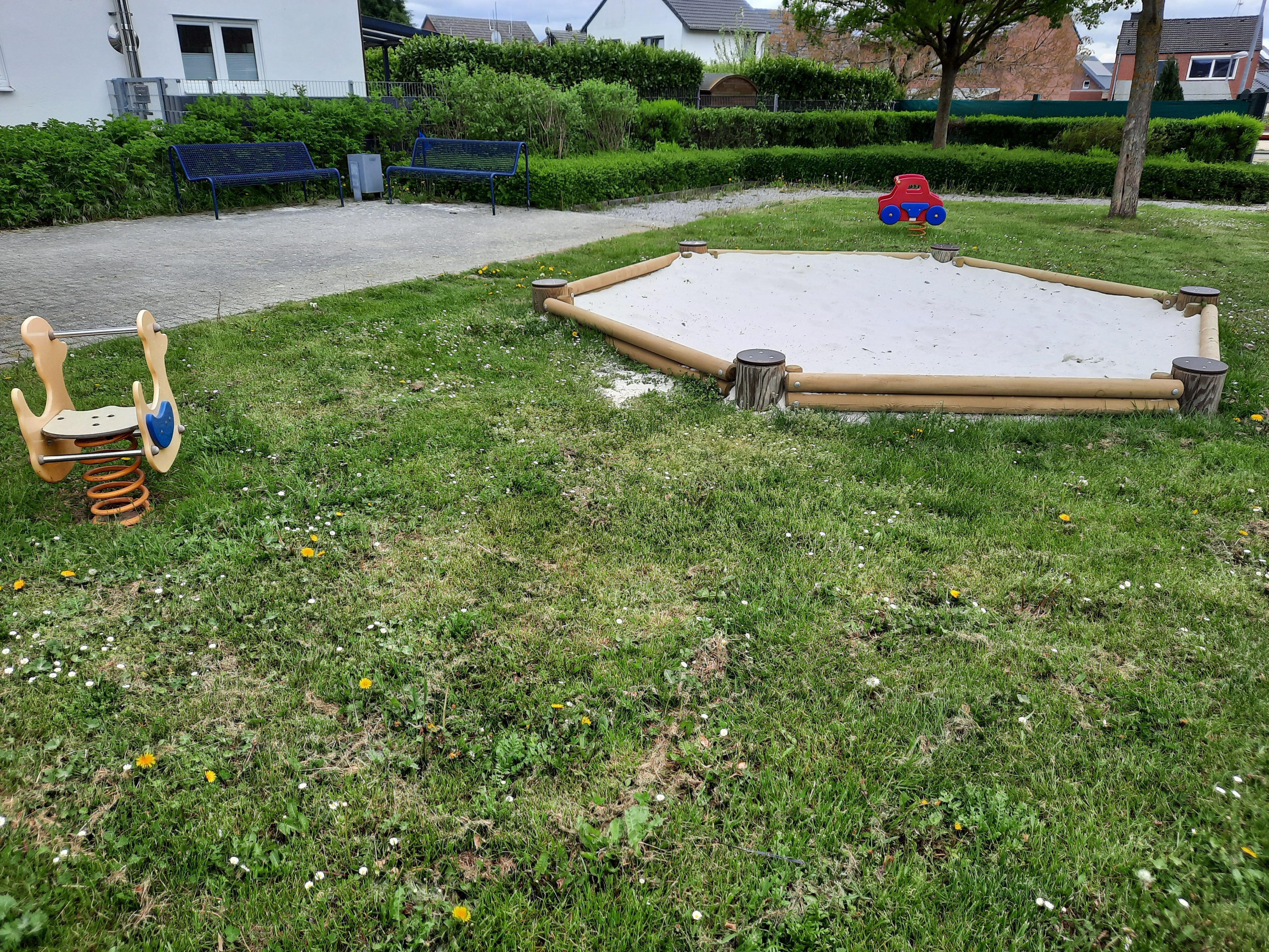 Spielgeräte auf dem Spielplatz am Knorrspfad