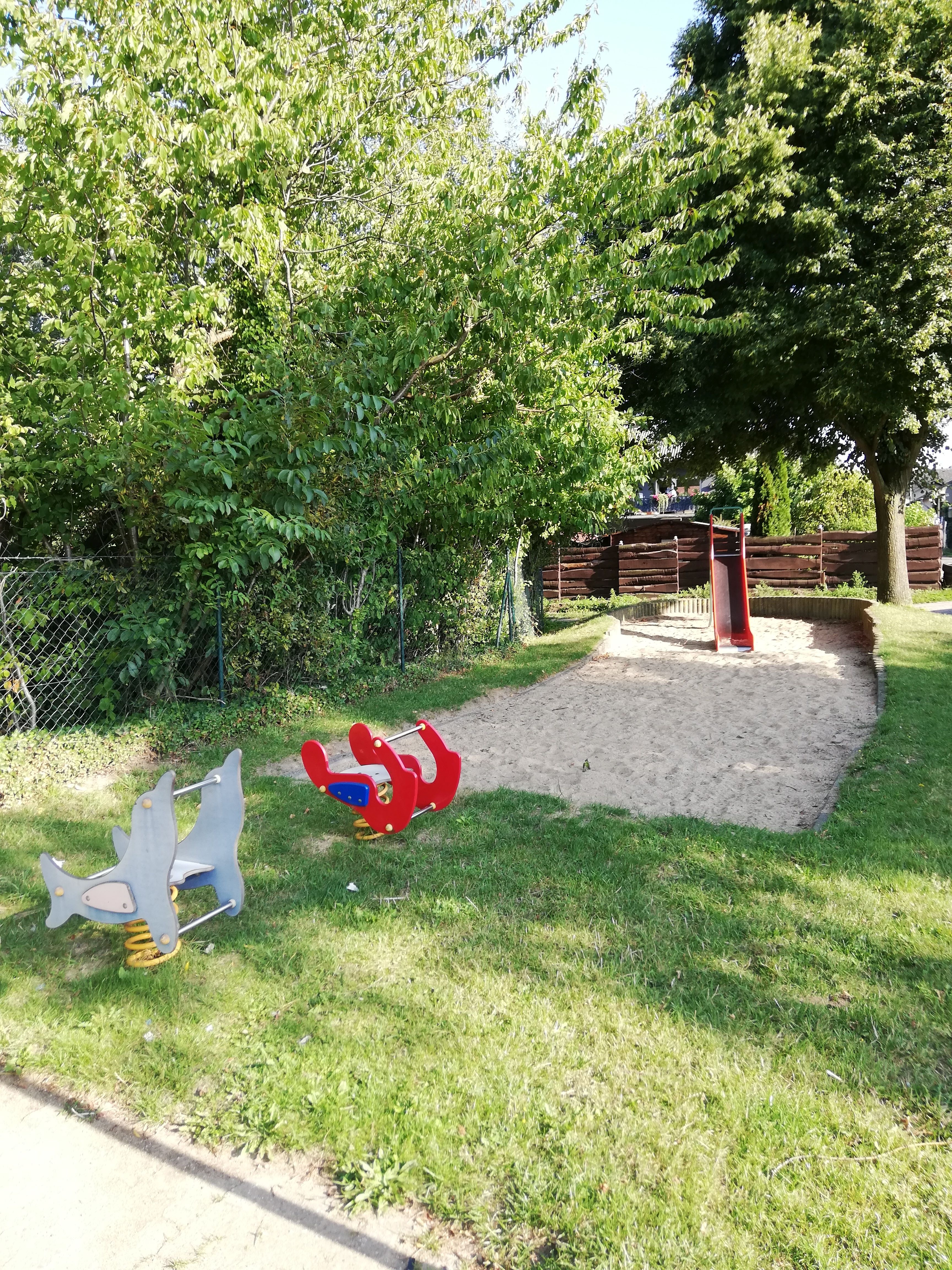 Spielgeräte auf dem Spielplatz Am Weiher