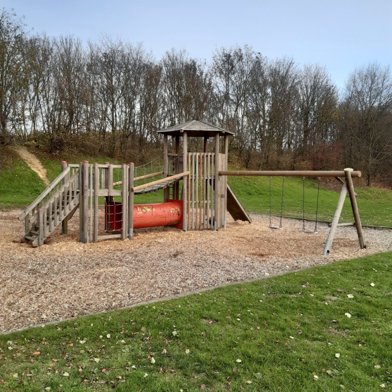 Spielgeräte auf dem Spielplatz An der Wolfskaul in Gerderath