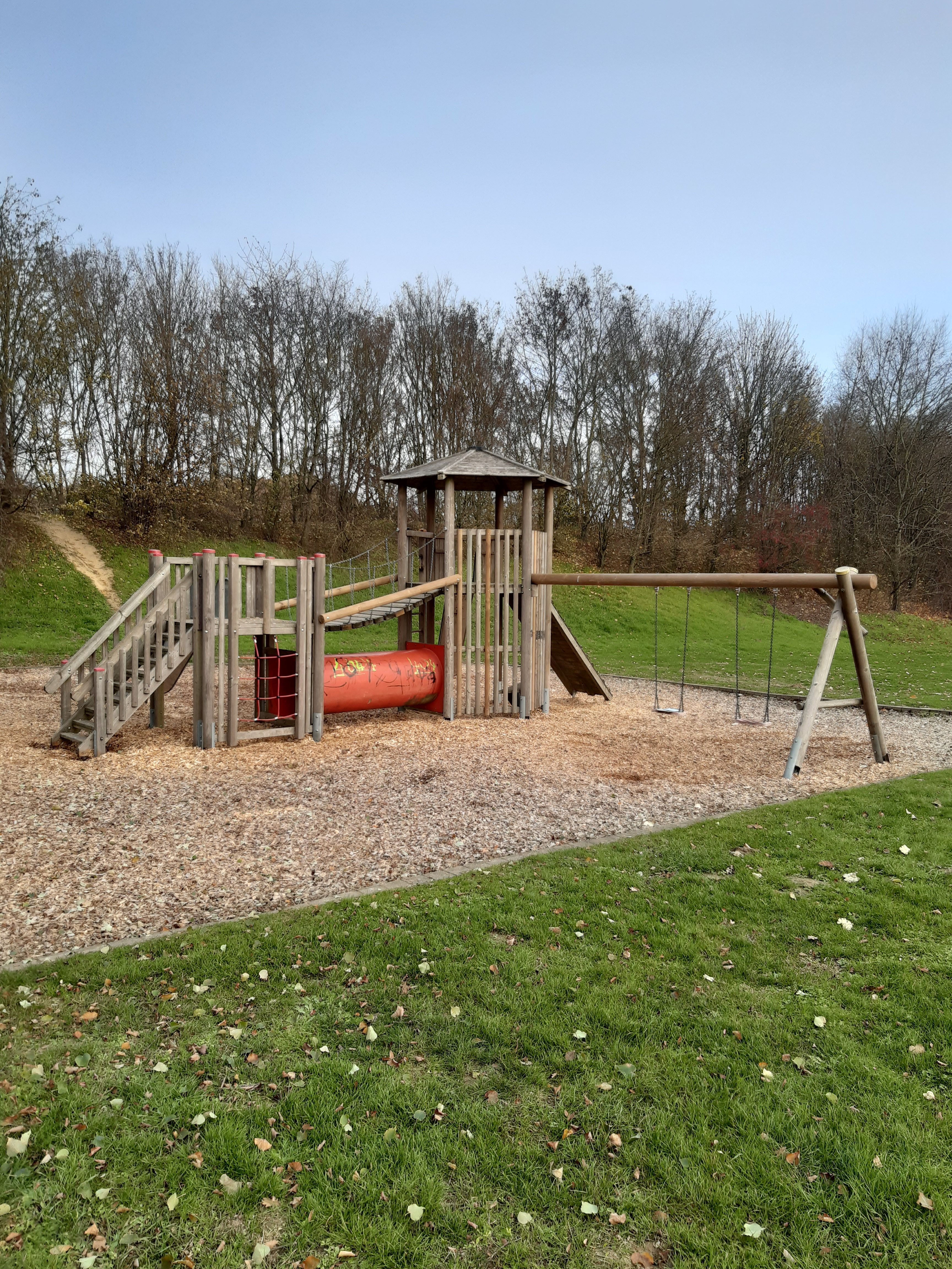 Spielgeräte auf dem Spielplatz An der Wolfskaul in Gerderath