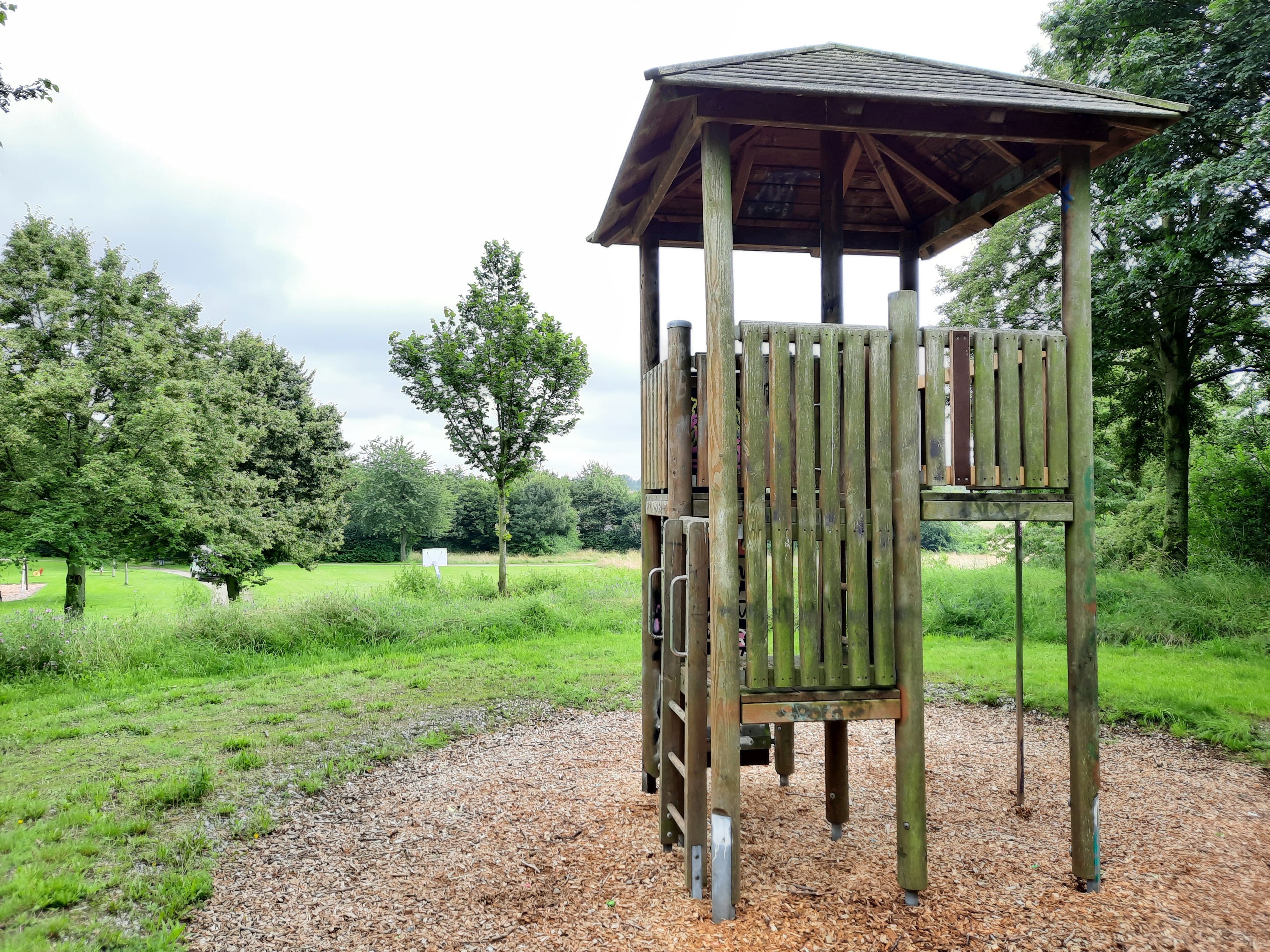 Spielgeräte auf dem Spielplatz An der Wolfskaul in Gerderath