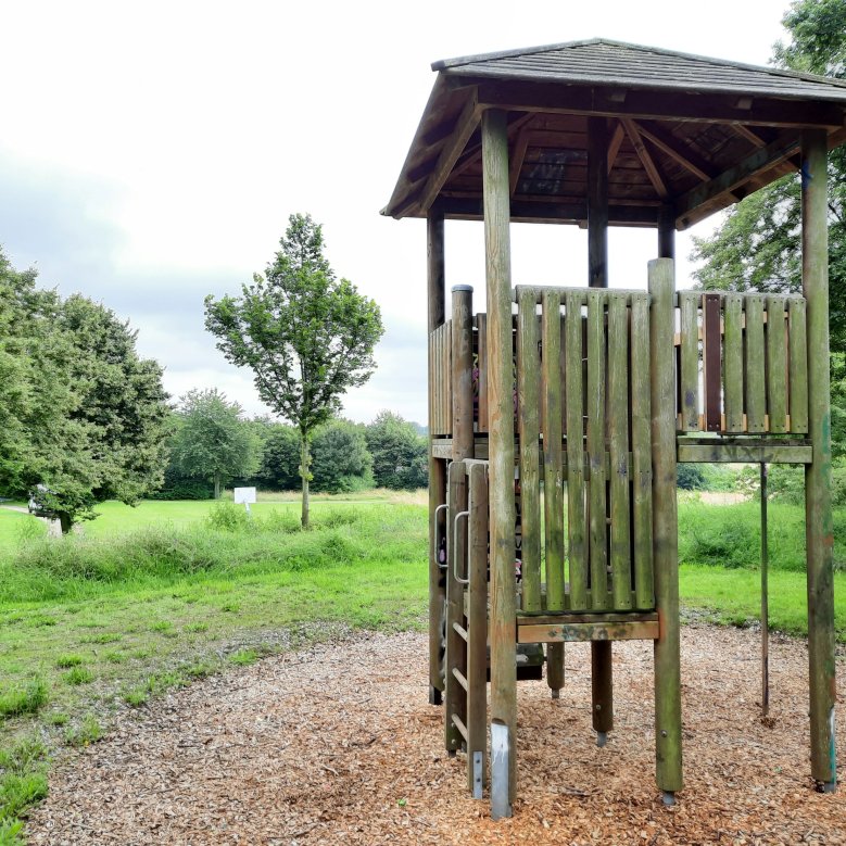 Spielgeräte auf dem Spielplatz An der Wolfskaul in Gerderath