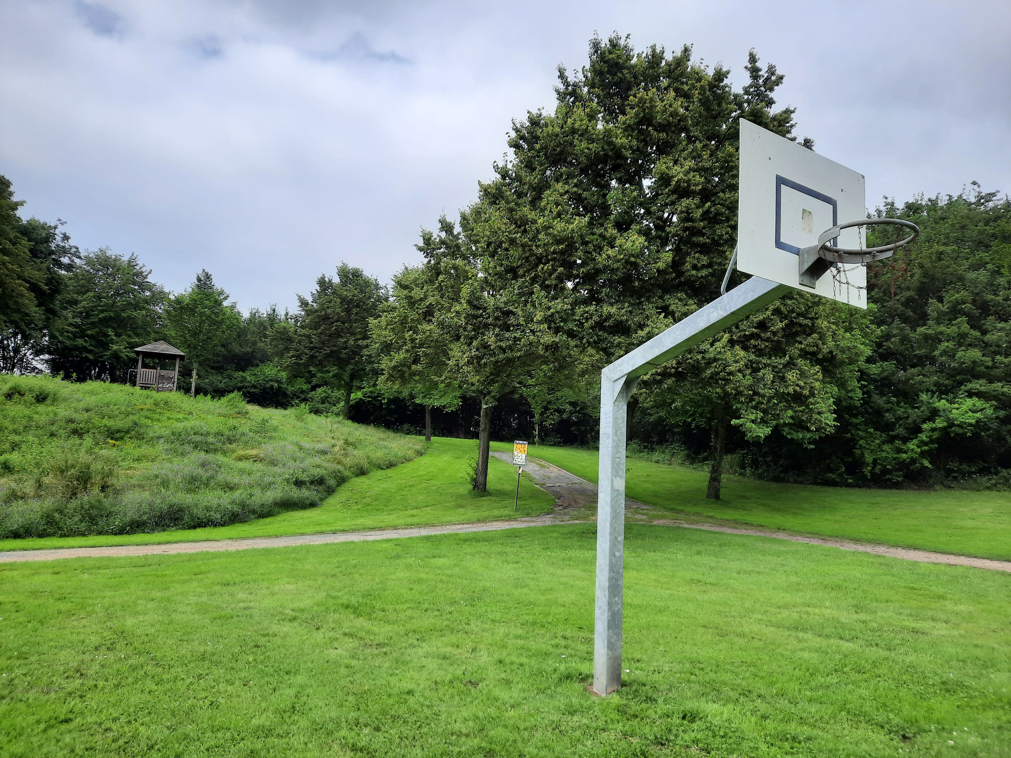 Spielgeräte auf dem Spielplatz An der Wolfskaul in Gerderath