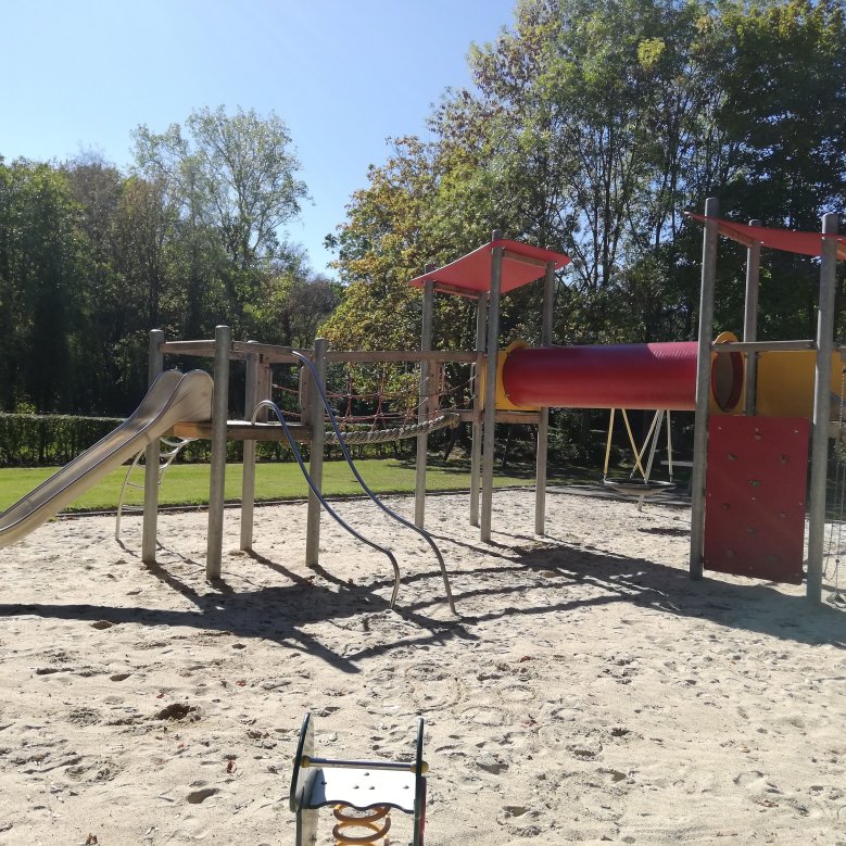 Spielgeräte auf dem Spielplatz am Birker Weg