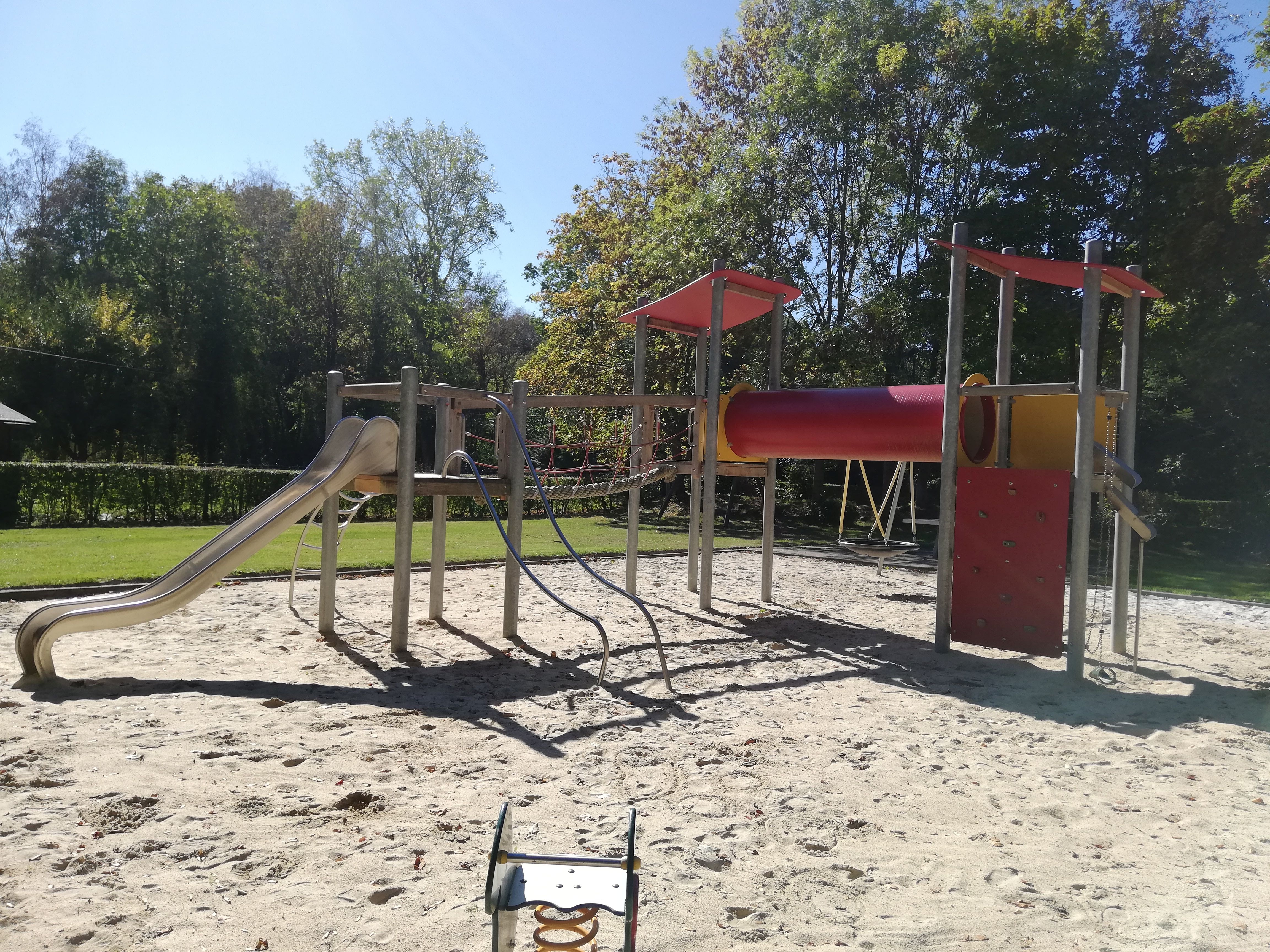 Spielgeräte auf dem Spielplatz am Birker Weg