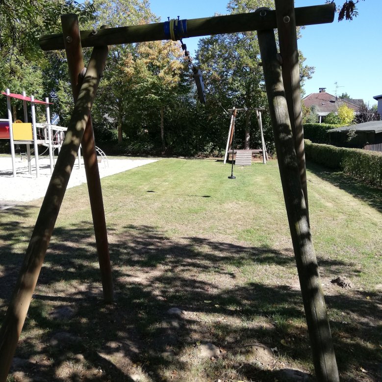 Spielgeräte auf dem Spielplatz am Birker Weg