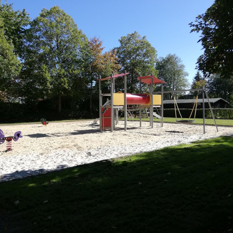 Spielgeräte auf dem Spielplatz am Birker Weg