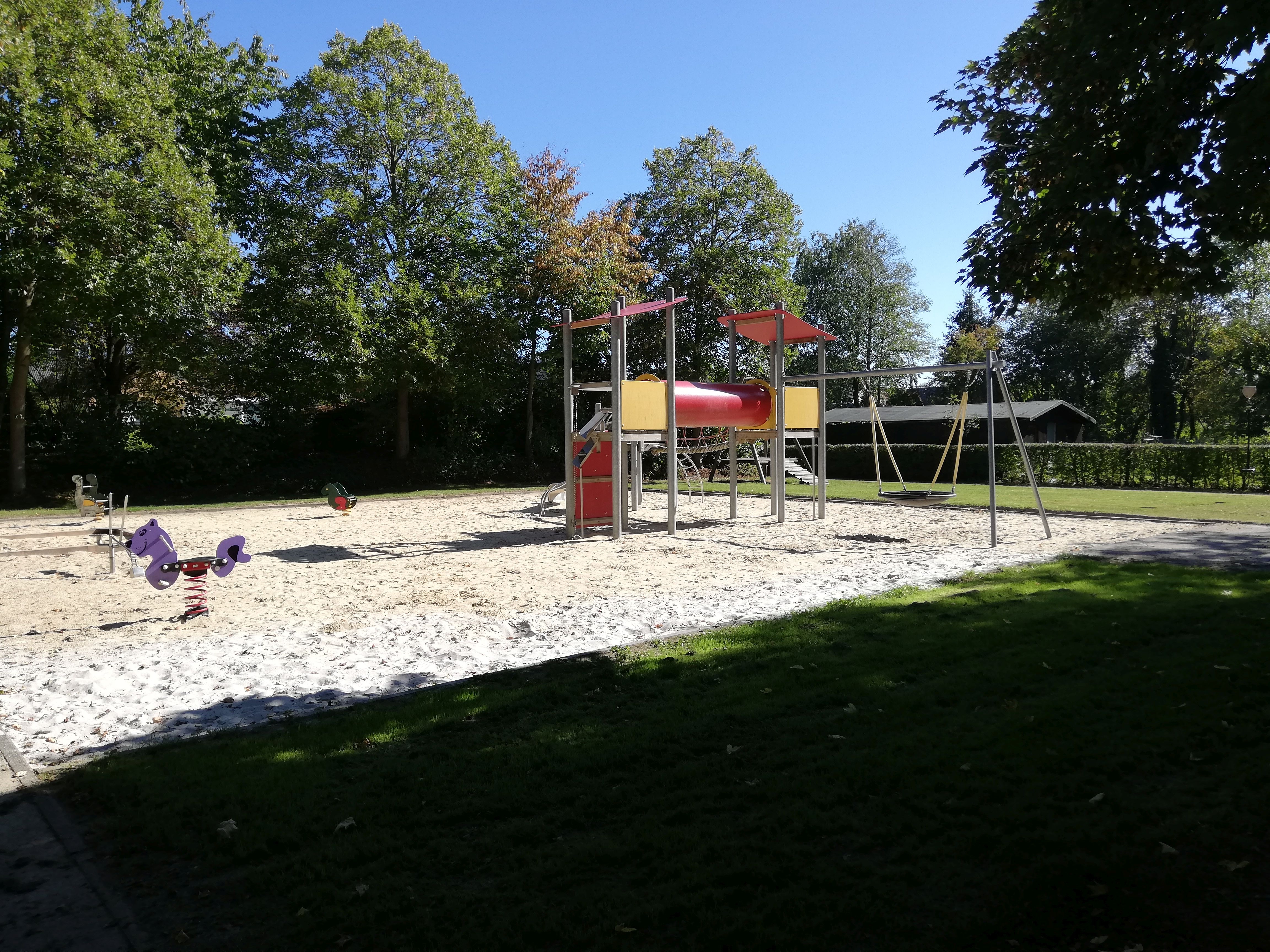 Spielgeräte auf dem Spielplatz am Birker Weg