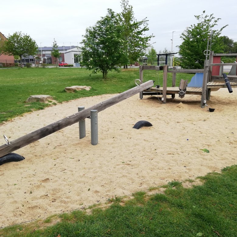 Spielgeräte auf dem Spielplatz in Borschemich