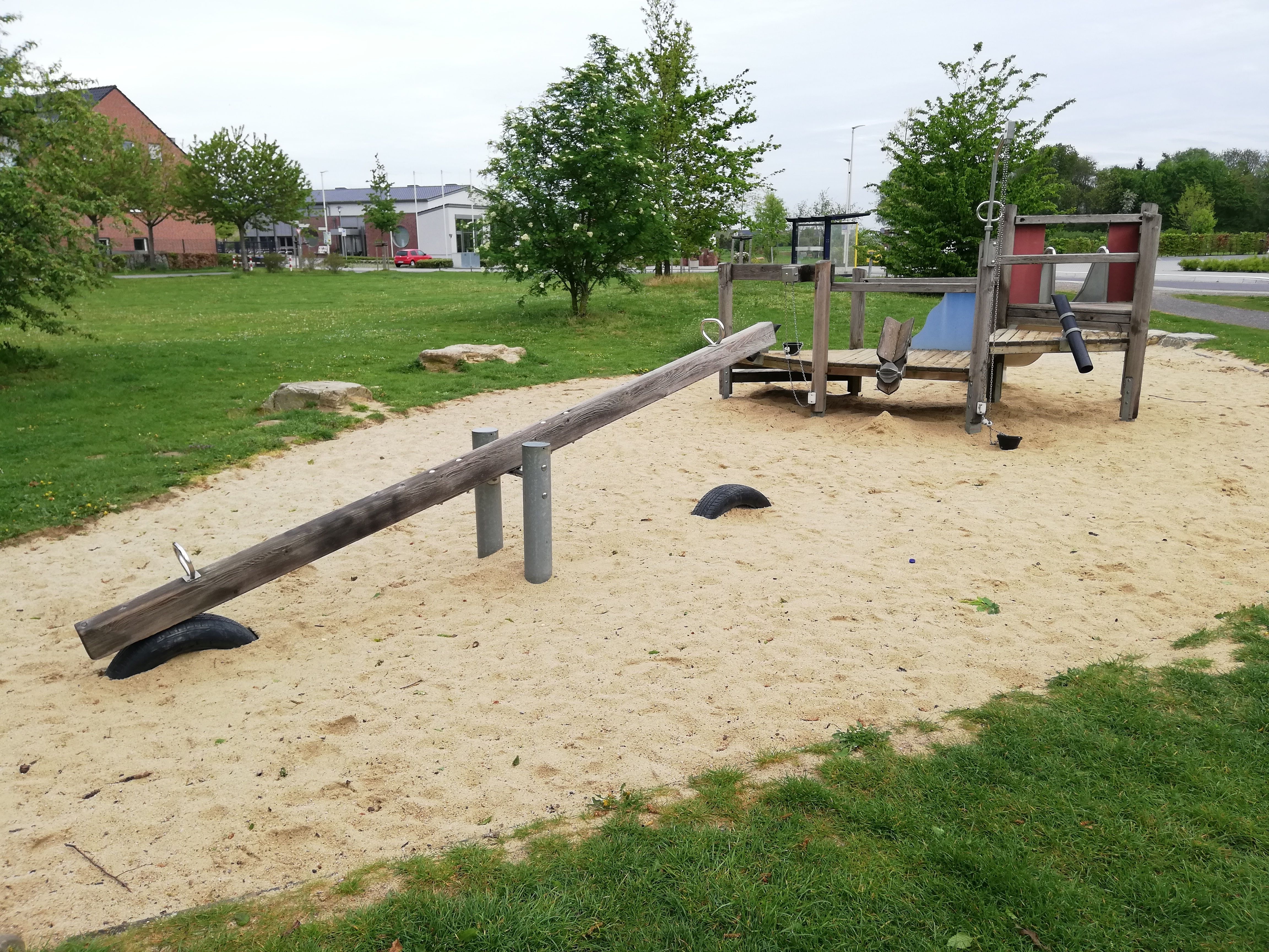 Spielgeräte auf dem Spielplatz in Borschemich