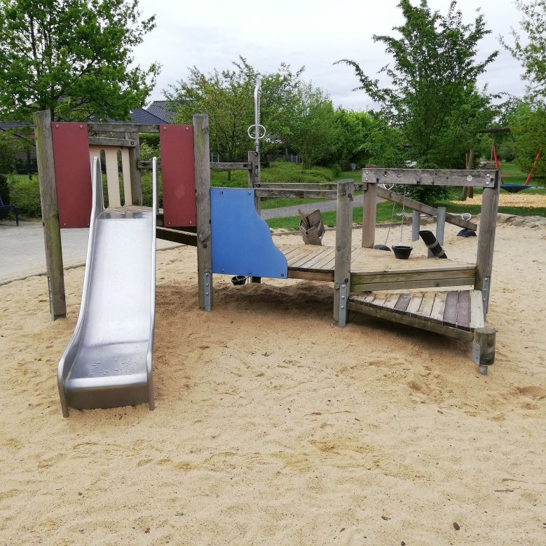 Rutschbahn auf dem Spielplatz in Borschemich