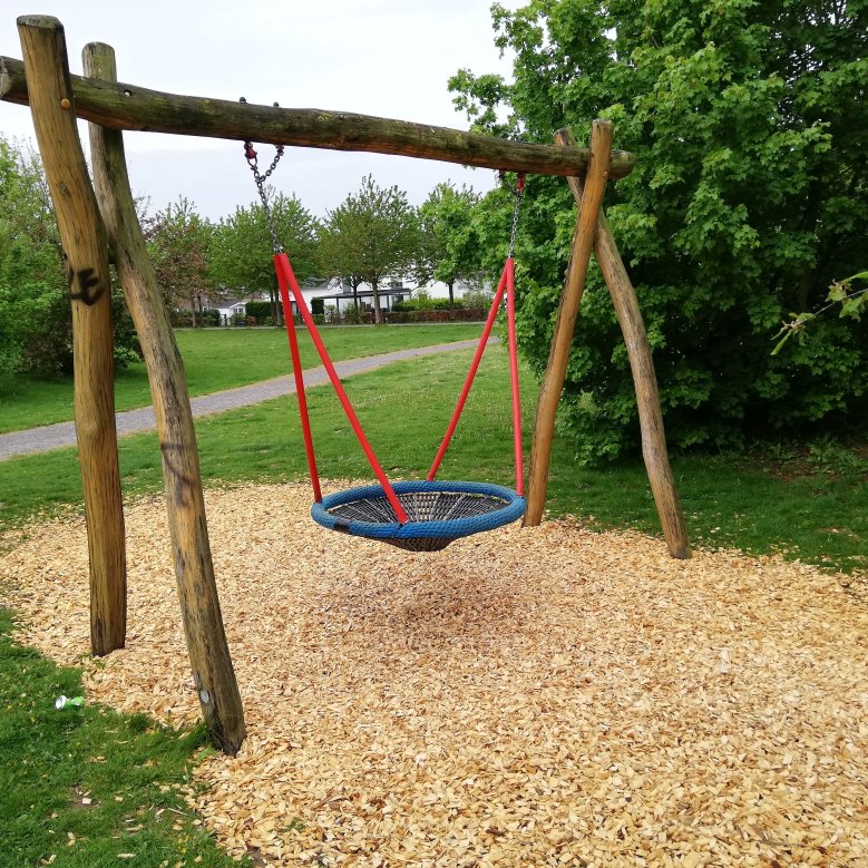 Nestschaukel auf dem Spielplatz in Borschemich