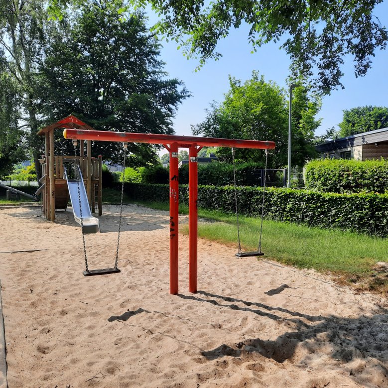 Spielgeräte auf dem Spielplatz Cusanushof/ Peter-Eggerath-Straße