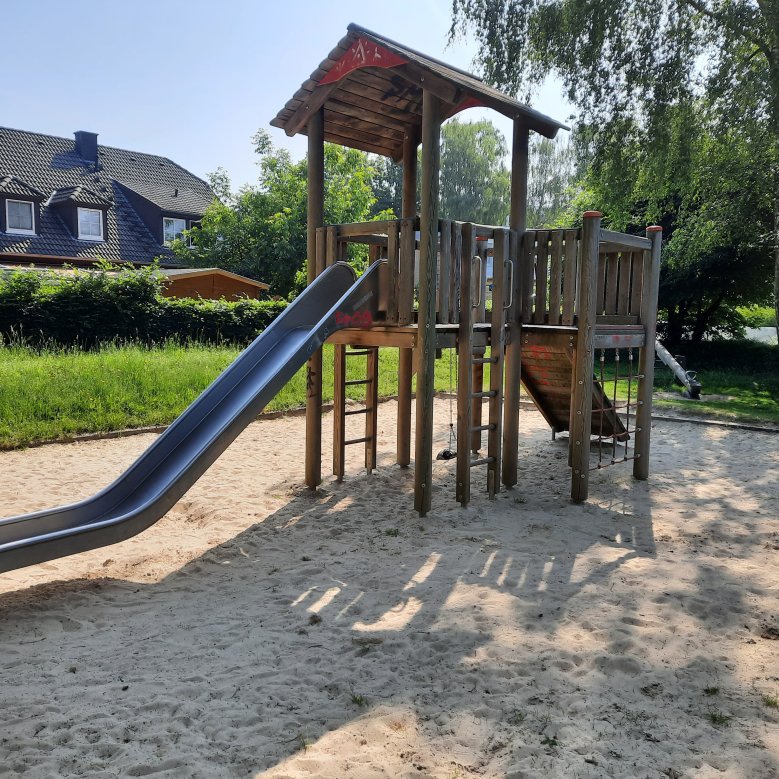 Spielgeräte auf dem Spielplatz Cusanushof/ Peter-Eggerath-Straße