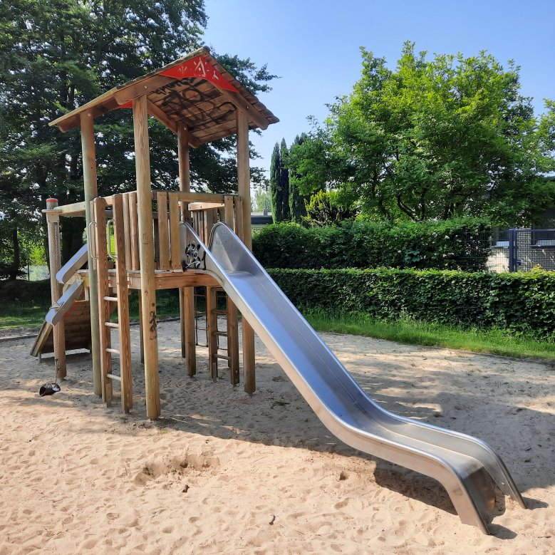 Spielgeräte auf dem Spielplatz Cusanushof/ Peter-Eggerath-Straße