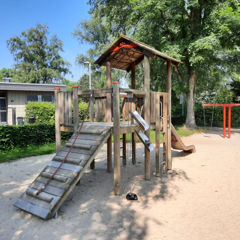 Spielgeräte auf dem Spielplatz Cusanushof/ Peter-Eggerath-Straße