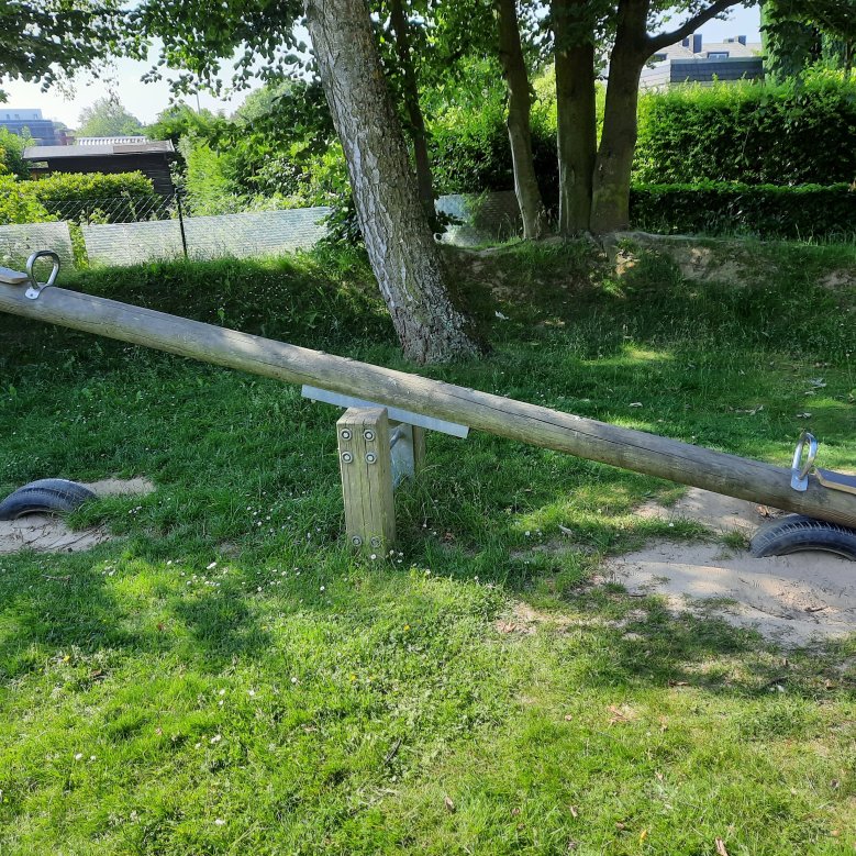 Spielgeräte auf dem Spielplatz Cusanushof/ Peter-Eggerath-Straße