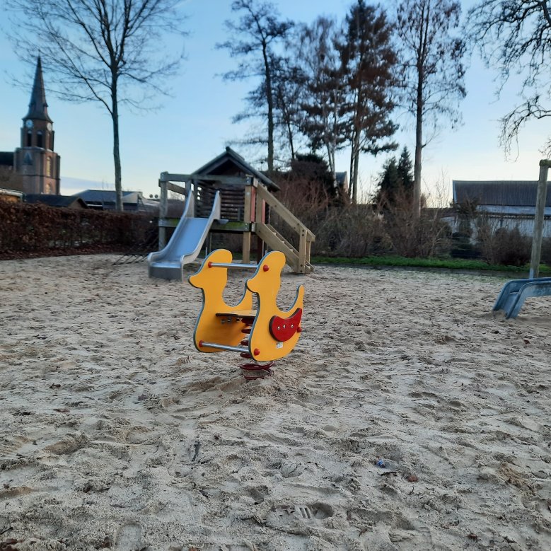 Spielgeräte auf dem Spielplatz Etgenbuscher Weg, Venrath