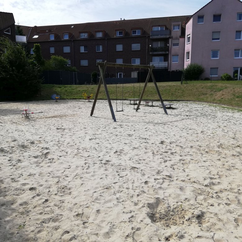 Spielgeräte auf dem Spielplatz am Frankenring