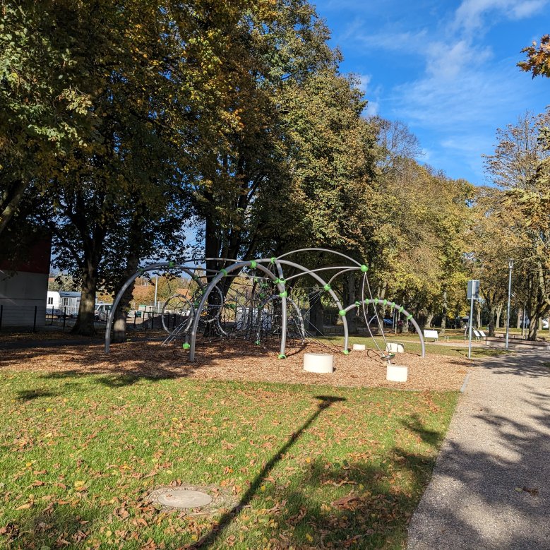 Spielgeräte auf dem Spielplatz Grünring/ Westpromenade