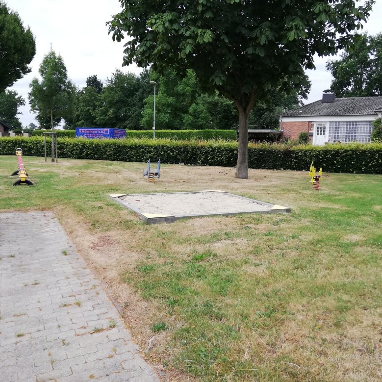 Spielgeräte auf dem Spielplatz an der Heinrich-Marten-Straße