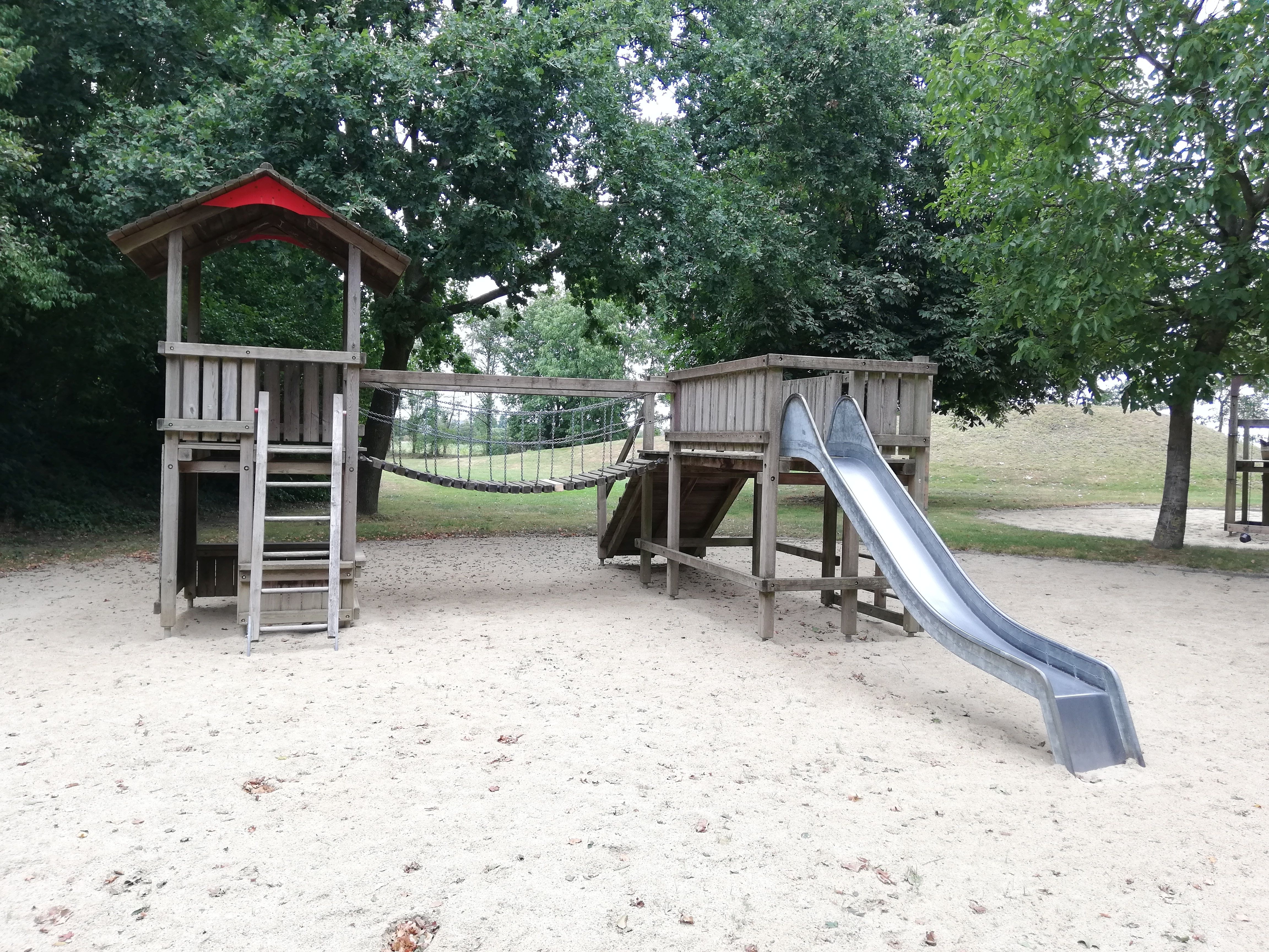 Spielgeräte auf dem Spielplatz am Heinrich-Plum-Weg