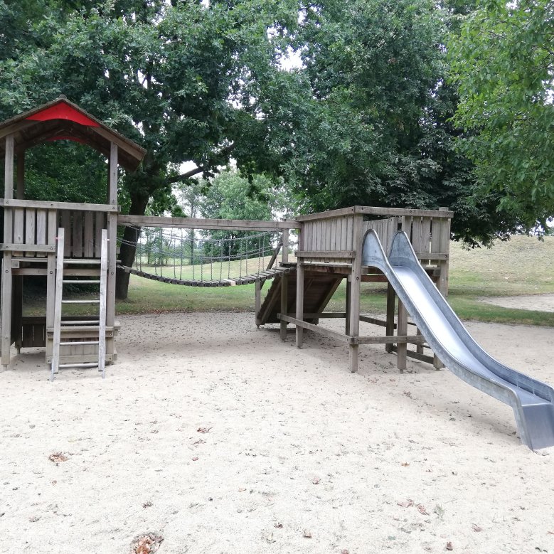 Spielgeräte auf dem Spielplatz am Heinrich-Plum-Weg