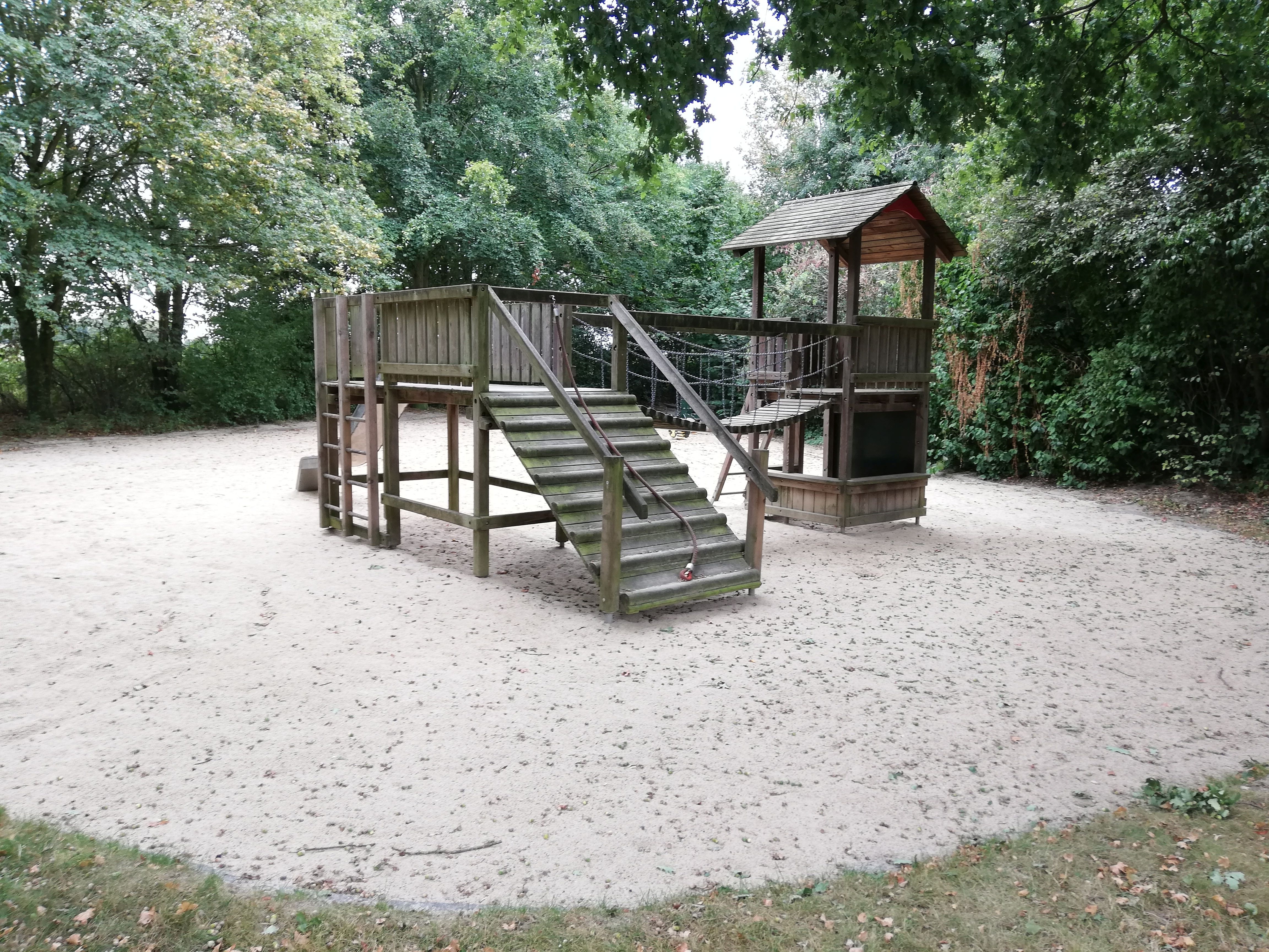 Spielgeräte auf dem Spielplatz am Heinrich-Plum-Weg