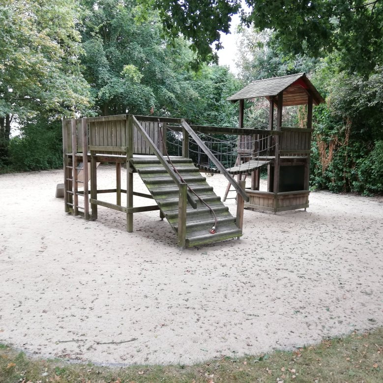 Spielgeräte auf dem Spielplatz am Heinrich-Plum-Weg