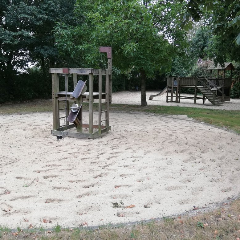 Spielgeräte auf dem Spielplatz am Heinrich-Plum-Weg