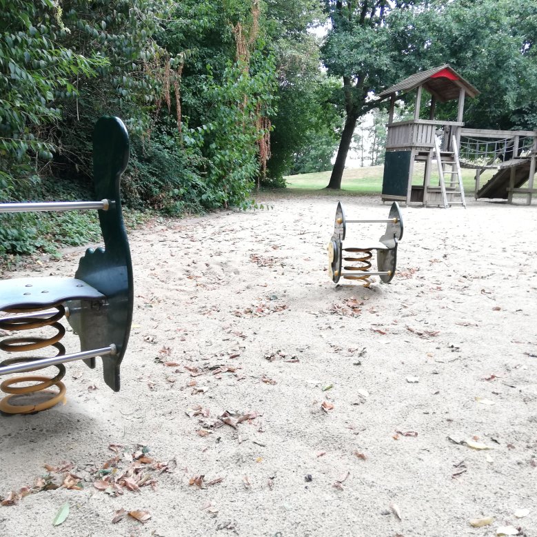 Spielgeräte auf dem Spielplatz am Heinrich-Plum-Weg