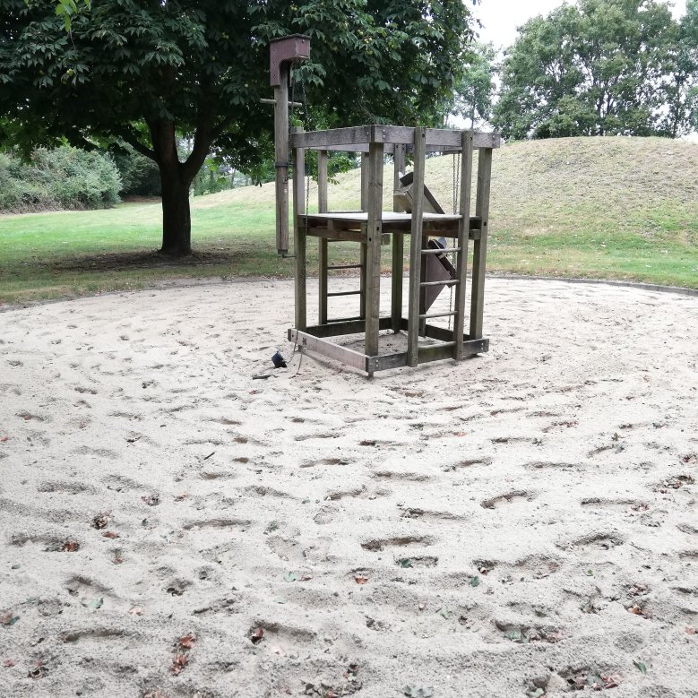 Spielgeräte auf dem Spielplatz am Heinrich-Plum-Weg